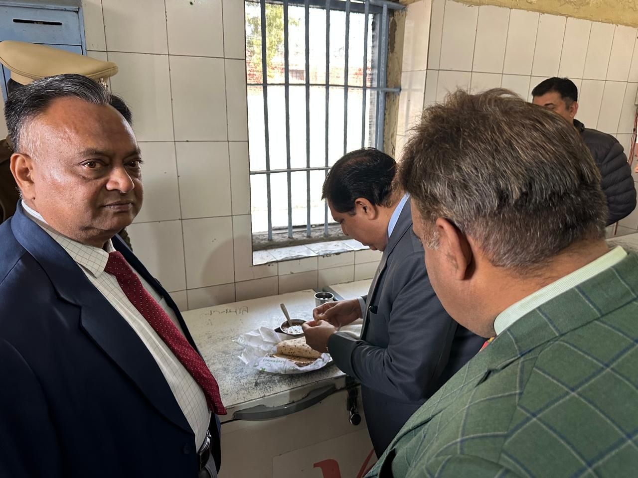 निरीक्षण के दौरान बंदियों को समझाते हुए न्यायमूर्ति ललित बतरा। विभाग