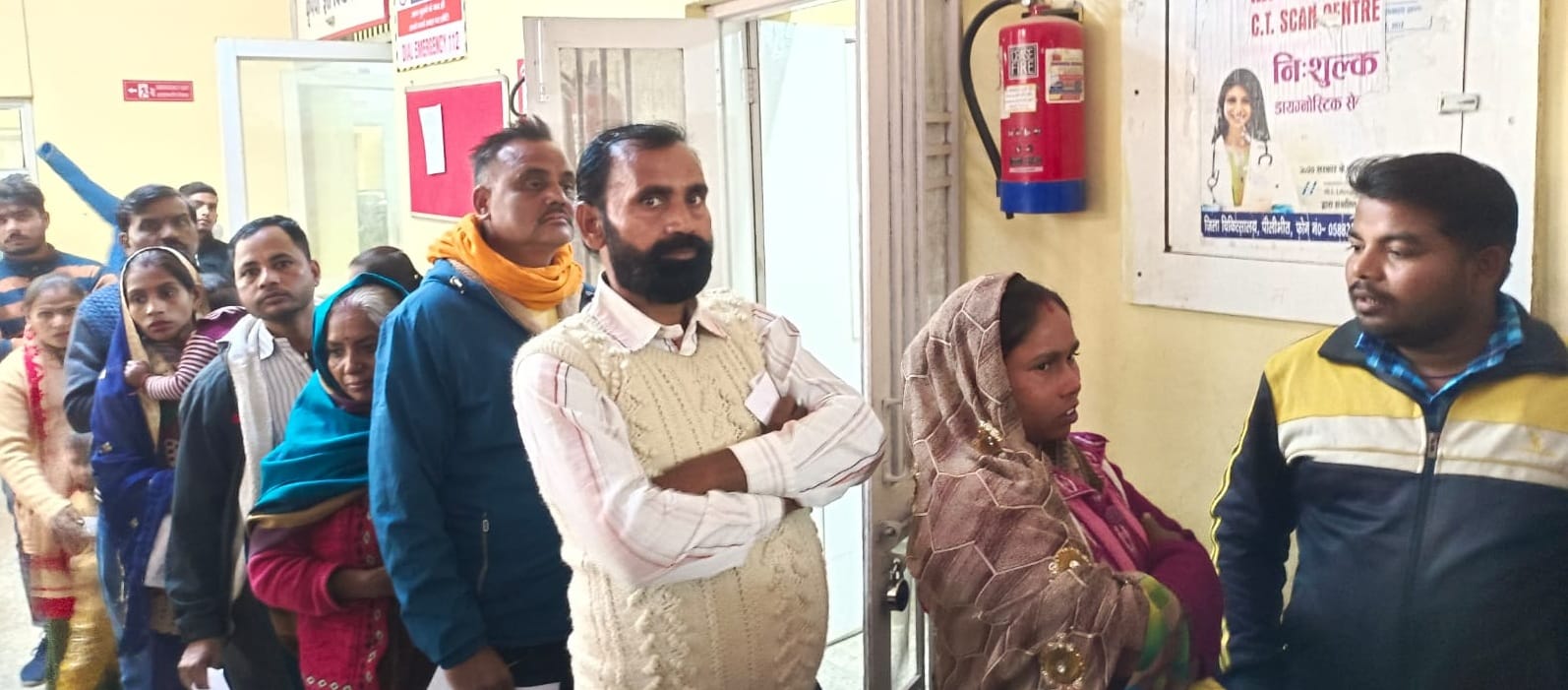 पीलीभीत के आयुर्वेदिक चिकित्सालय के नेत्र चिकित्सक कक्ष में सुबह 9.28 बजे खाली पड़ी चिकित्सक क पीलीभीत के आयुर्वेदिक चिकित्सालय के नेत्र चिकित्सक कक्ष में सुबह 9.28 बजे खाली पड़ी चिकित्सक क