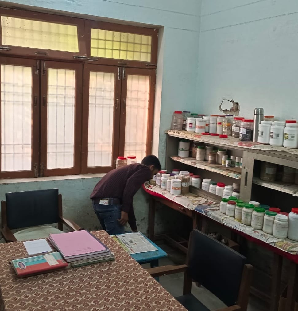 पीलीभीत के आयुर्वेदिक चिकित्सालय के नेत्र चिकित्सक कक्ष में सुबह 9.28 बजे खाली पड़ी चिकित्सक क पीलीभीत के आयुर्वेदिक चिकित्सालय के नेत्र चिकित्सक कक्ष में सुबह 9.28 बजे खाली पड़ी चिकित्सक क