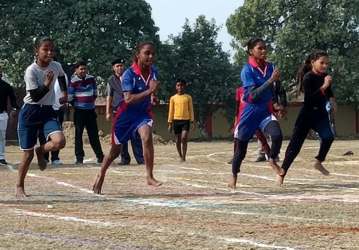 पीलीभीत के गांधी स्टेडियम में आयोजित मंडलीय बाल क्रीड़ा प्रतियोगिता में दौड़ में प्रतिभाग करते पीलीभीत के गांधी स्टेडियम में आयोजित मंडलीय बाल क्रीड़ा प्रतियोगिता में दौड़ में प्रतिभाग करते