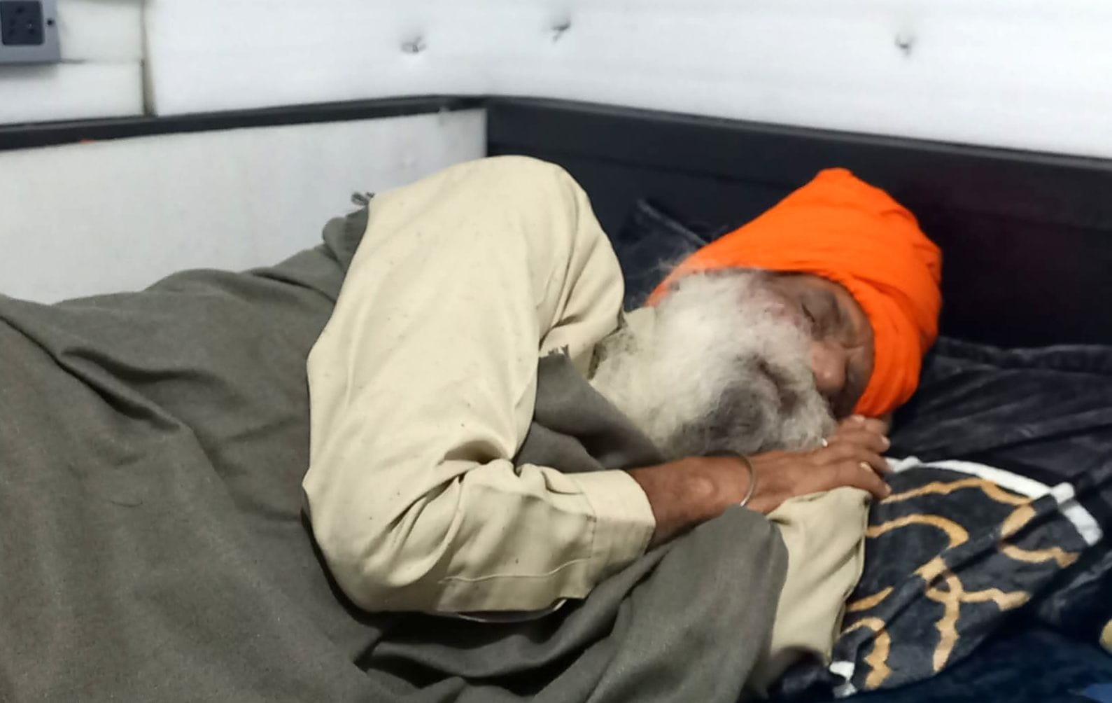 20जेएनडी37: खनौरी बॉर्डर पर अनशन पर किसान नेता जगजीत सिंह डल्लेवाल। स्रोत किसान