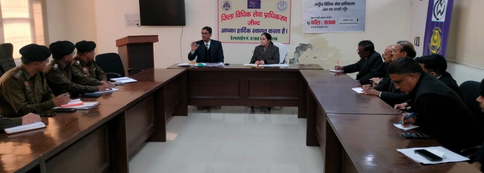 21जेएनडी17-वैकल्पिक विवाद समाधान केंद्र में अधिकारियों को निर्देश देते जिला एवं सत्र न्यायाधीश 