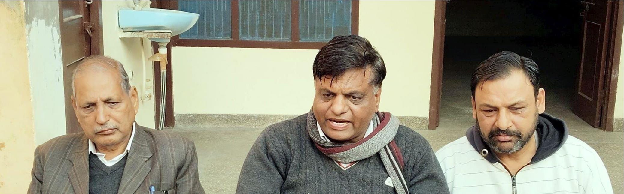 21जेएनडी18: पत्रकारों से बातचीत करते हुए लोकतंत्र सेनानी रामगोपाल अग्रवाल, पूर्व पालिका प्रधान 