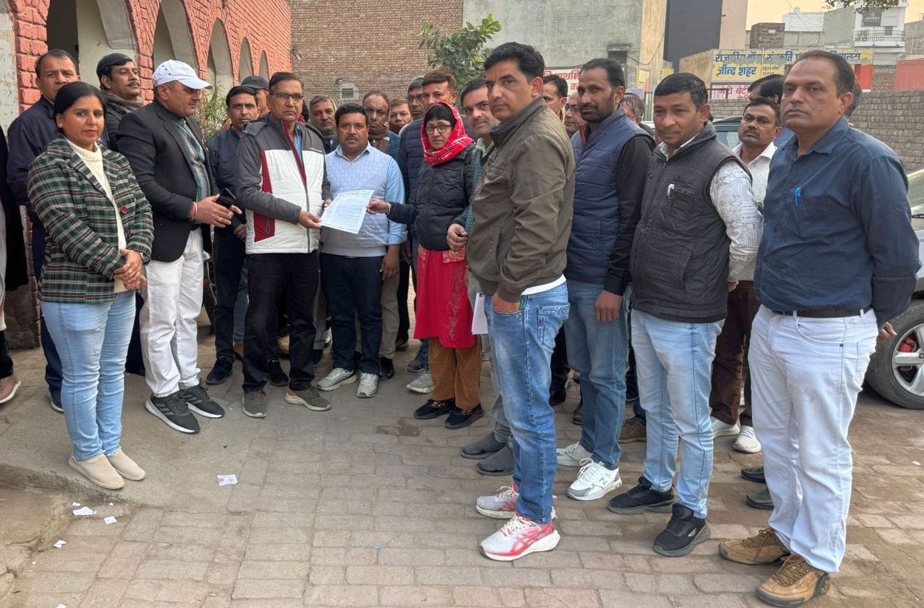 21जेएनडी19-बीआरसी राजपाल देशवाल को ज्ञापन सौंपते राजकीय प्राथमिक शिक्षक संघ सदस्य। स्रोत संगठन