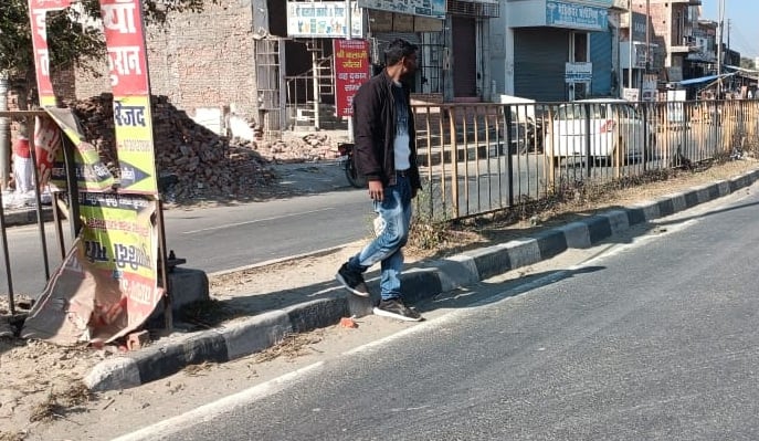अमरिया कस्बे में हाईवे के कट के सामने संकेतक और सड़क पर नहीं बनी पट्टी ।संवाद अमरिया कस्बे में हाईवे के कट के सामने संकेतक और सड़क पर नहीं बनी पट्टी ।संवाद