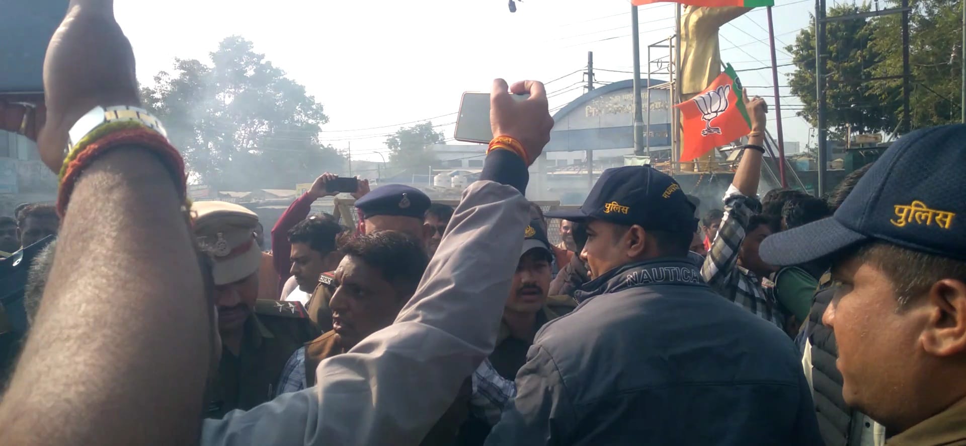भाजपा कार्यकर्ताओं को रोकती पुलिस भाजपा कार्यकर्ताओं को रोकती पुलिस
