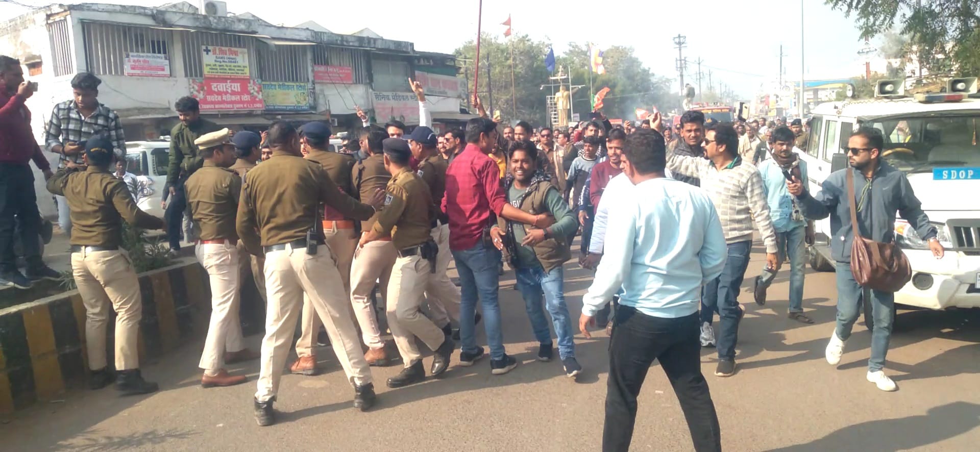 भाजपा कार्यकर्ताओं को रोकती पुलिस भाजपा कार्यकर्ताओं को रोकती पुलिस