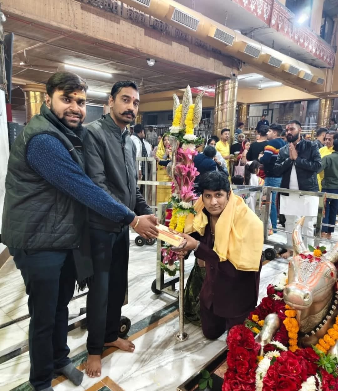 भस्म आरती मे मखाने की माला से सजे बाबा महाकाल आज श्रद्धालु ने किया रजत त्रिशूल का दान