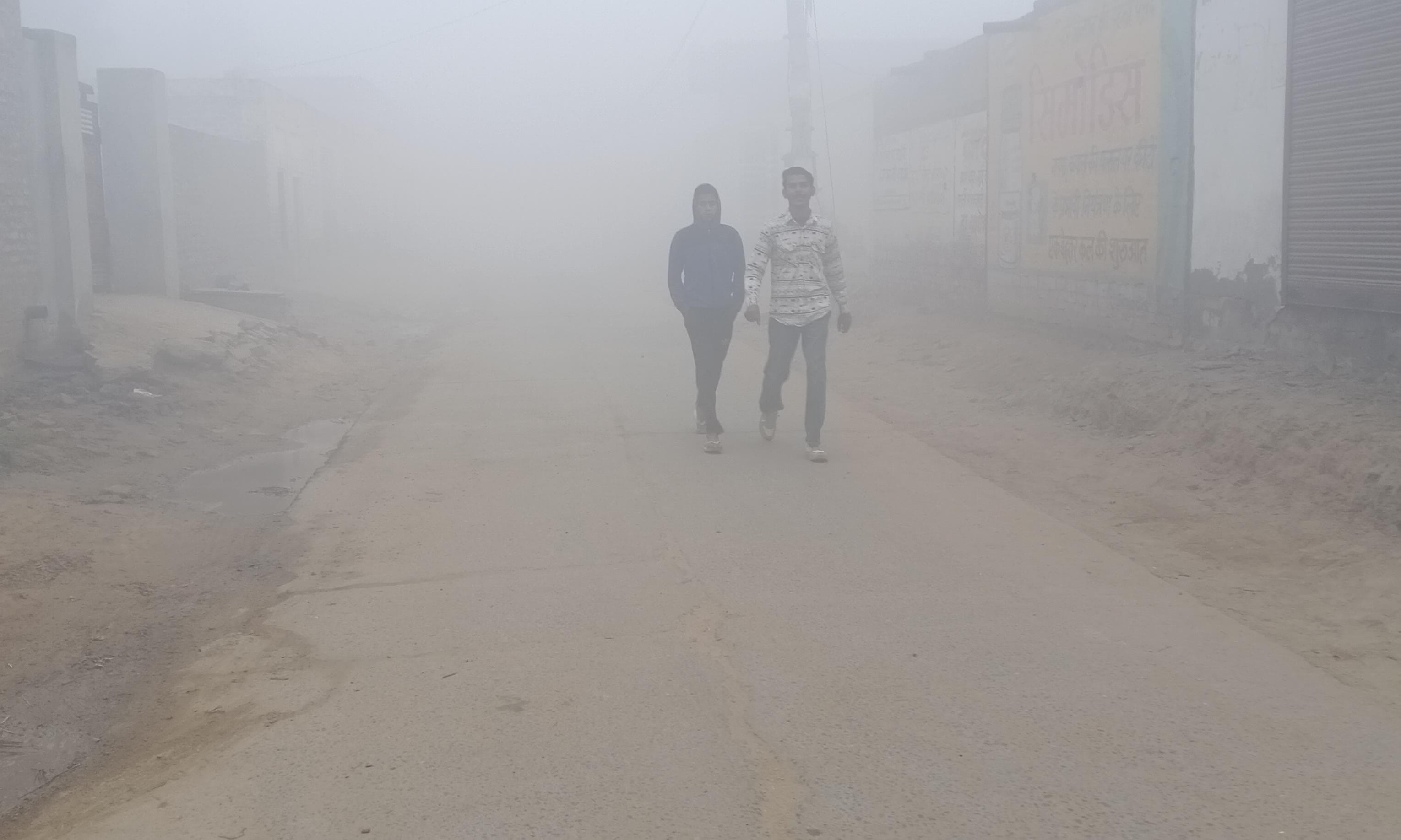 फतेहाबाद भट्टू रोड पर धुंध के दौरान लाइट जलाकर गुजरते वाहन चालक। संवाद