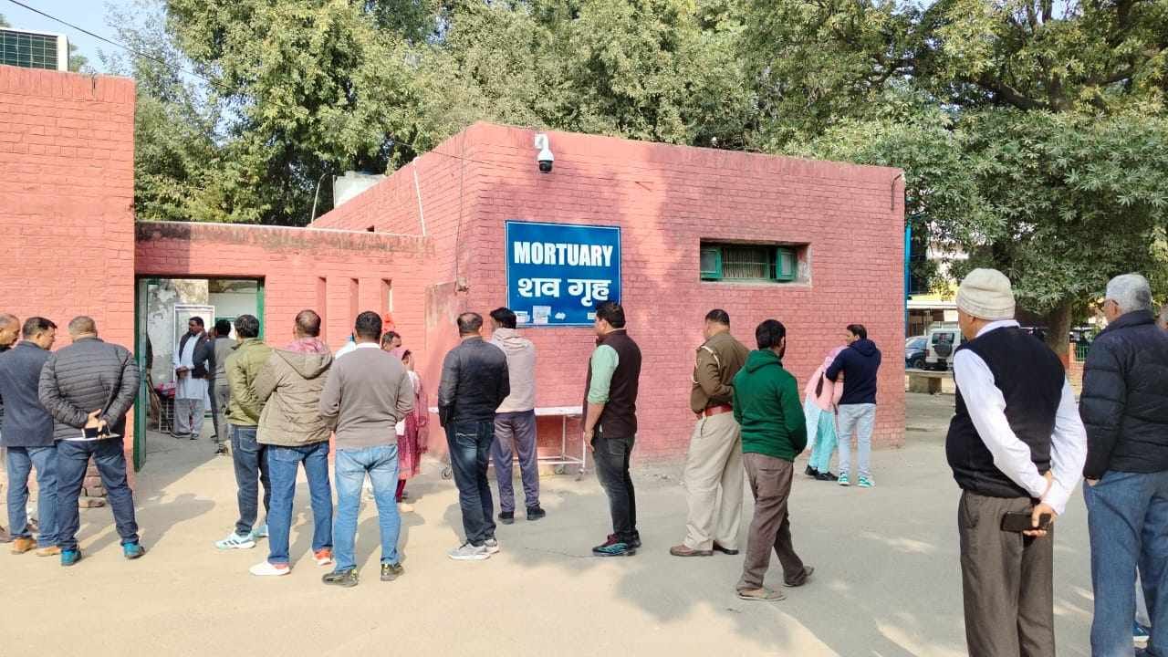 फतेहाबाद के जिला नागरिक अस्पताल में विलाप करते हुए मृतक बदमाशों के परिजन। संवाद फतेहाबाद के जिला नागरिक अस्पताल में विलाप करते हुए मृतक बदमाशों के परिजन। संवाद