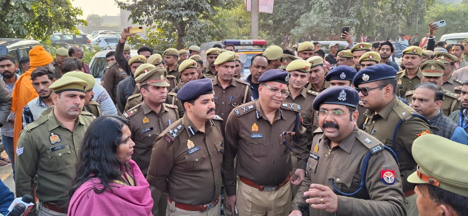 कथास्थल पर पहुचे पुलिस व् प्रशासनिक अधिकारी