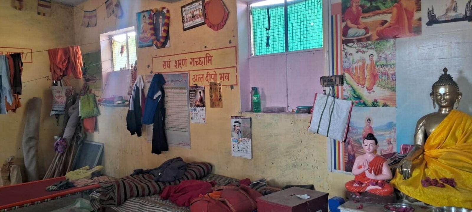 मालवीय आवास पर धरना देते बौद्ध भिक्षु। संवाद