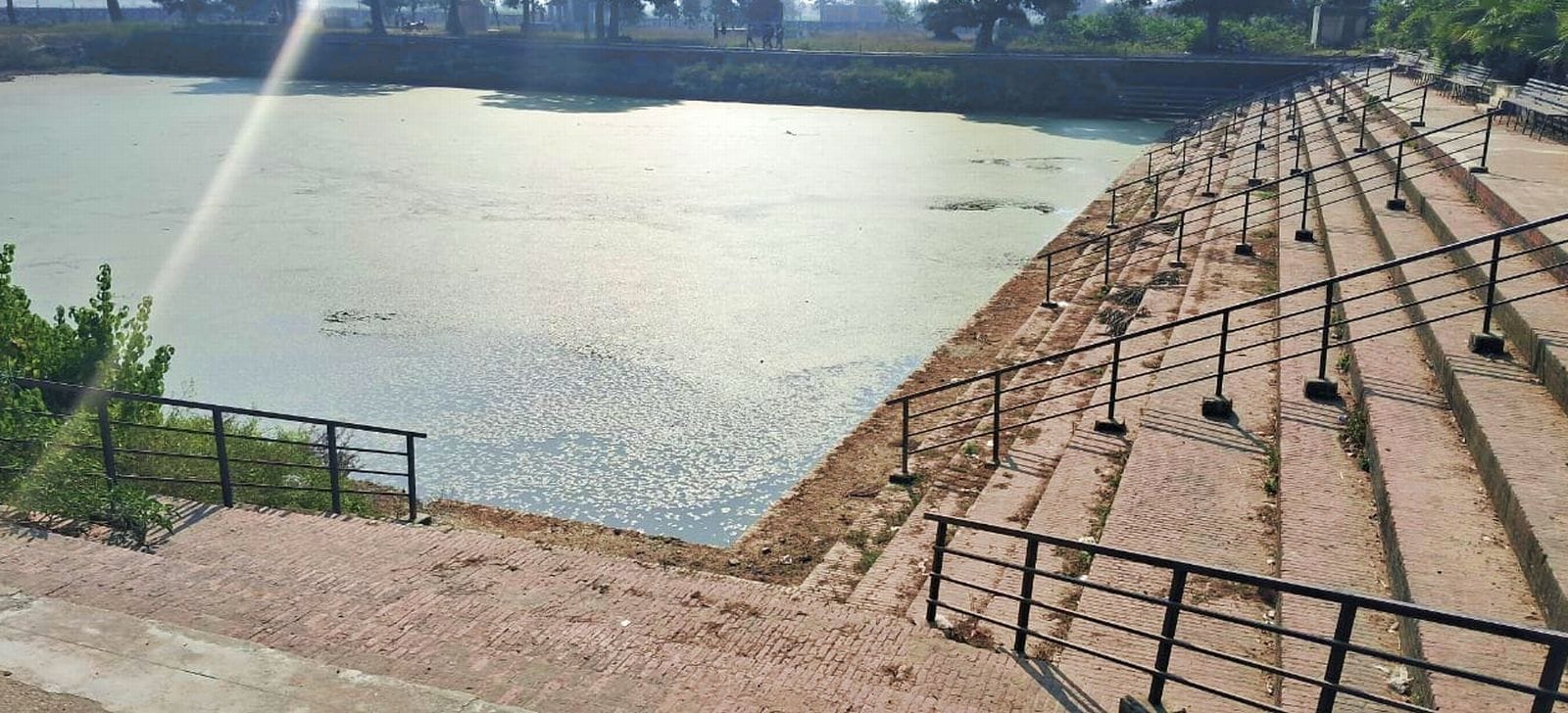 मालवीय आवास पर धरना देते बौद्ध भिक्षु। संवाद