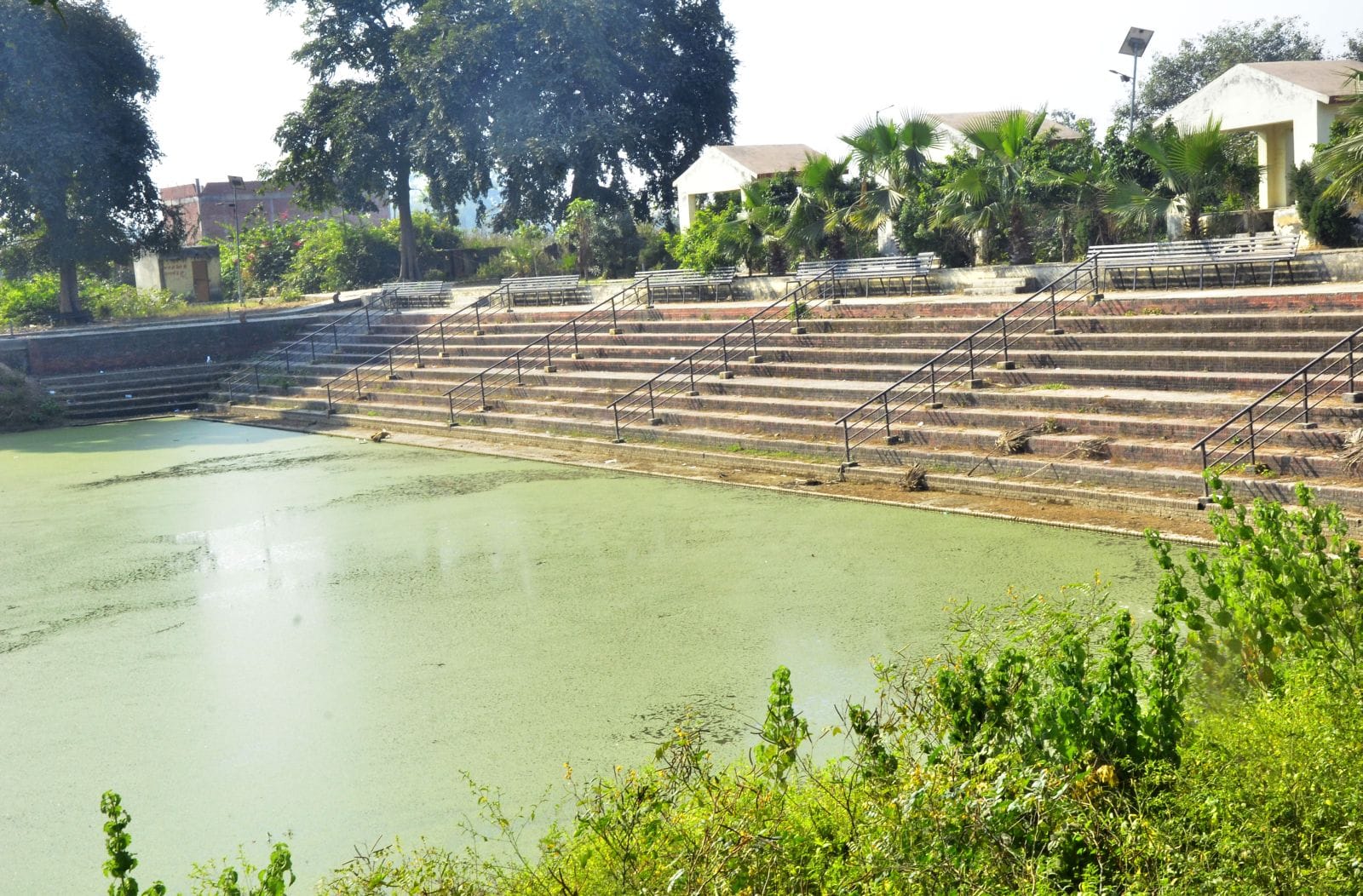 मालवीय आवास पर धरना देते बौद्ध भिक्षु। संवाद