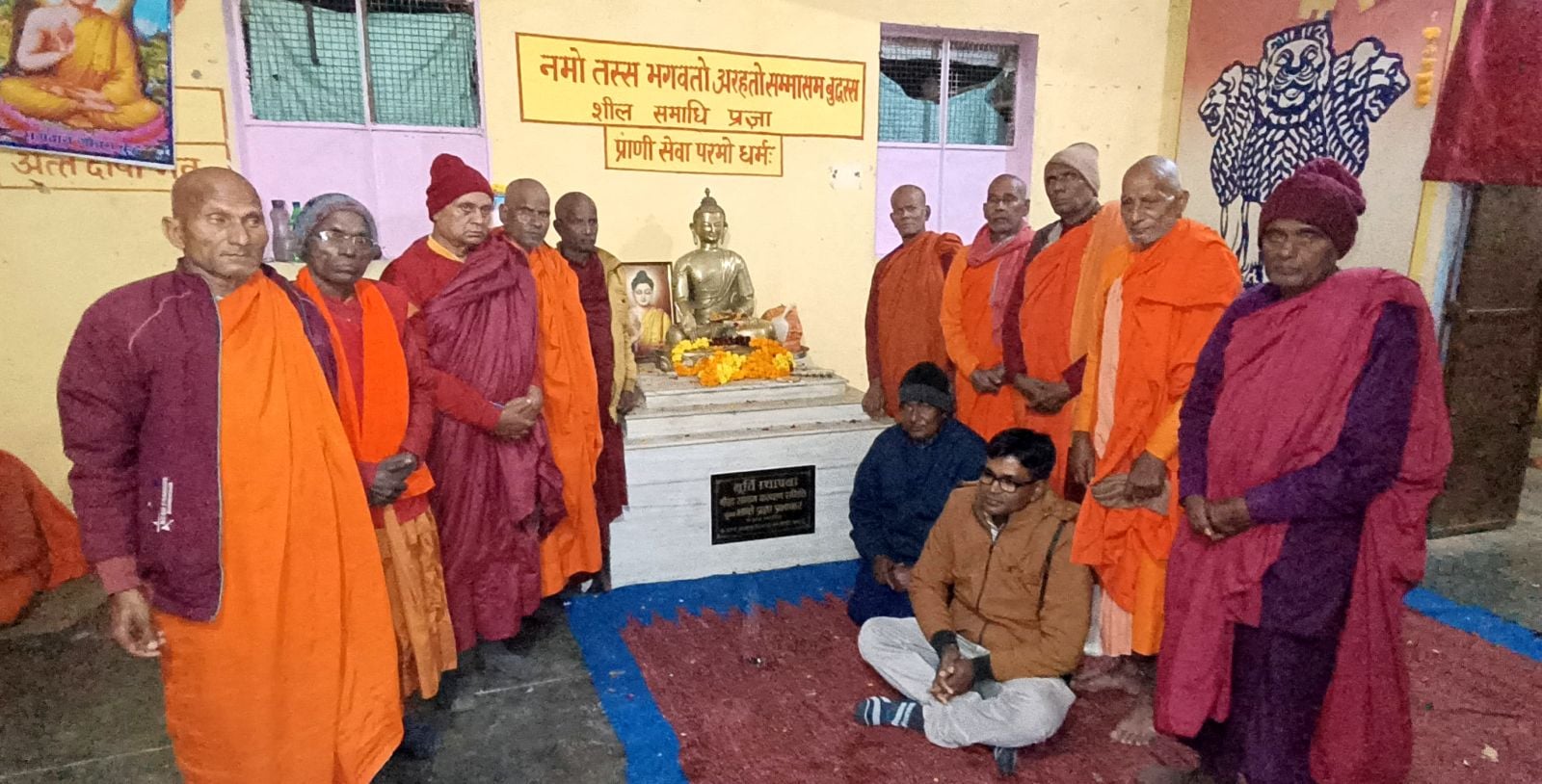 मालवीय आवास पर धरना देते बौद्ध भिक्षु। संवाद