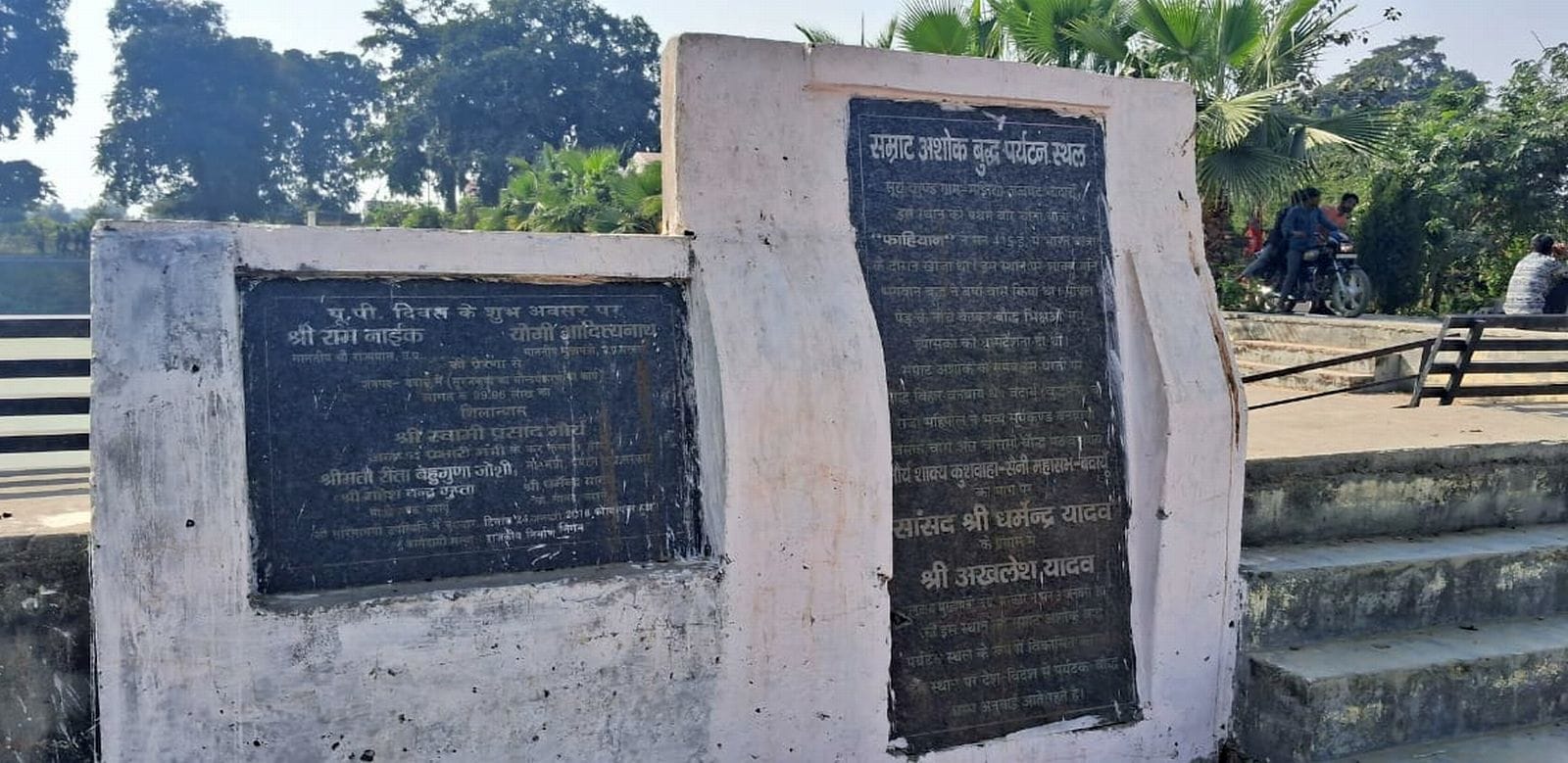 मालवीय आवास पर धरना देते बौद्ध भिक्षु। संवाद