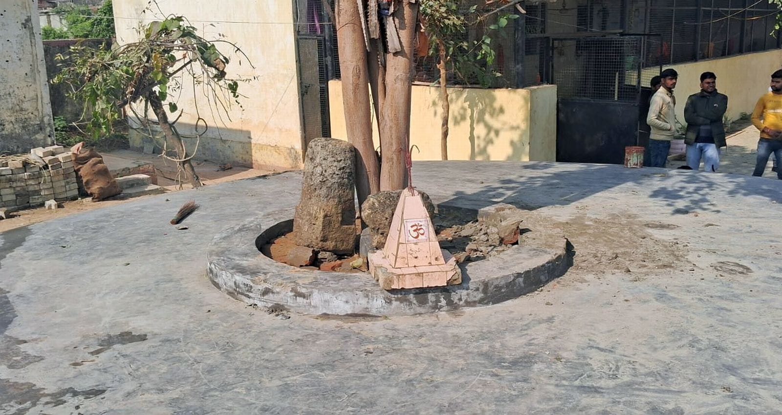 मालवीय आवास पर धरना देते बौद्ध भिक्षु। संवाद