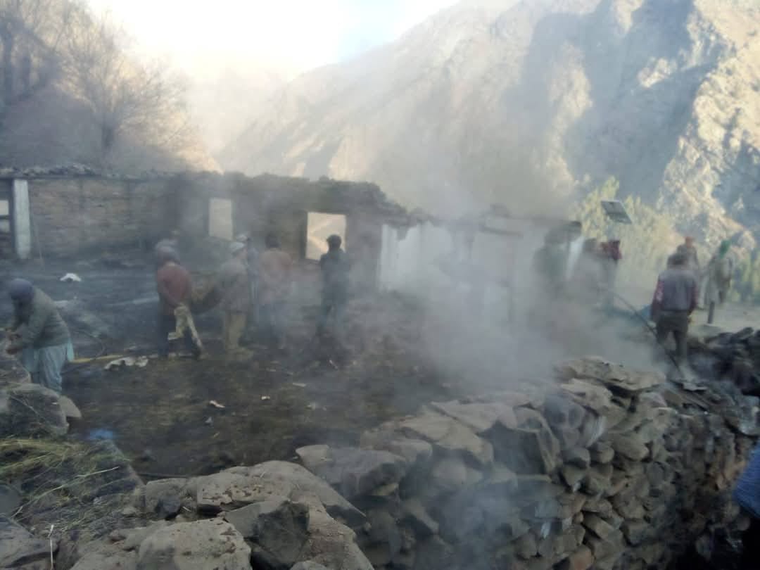 पांगी के उदीन खो गांव में लगी आग के बाद आग बुझाने में जुटे ग्रामीण।