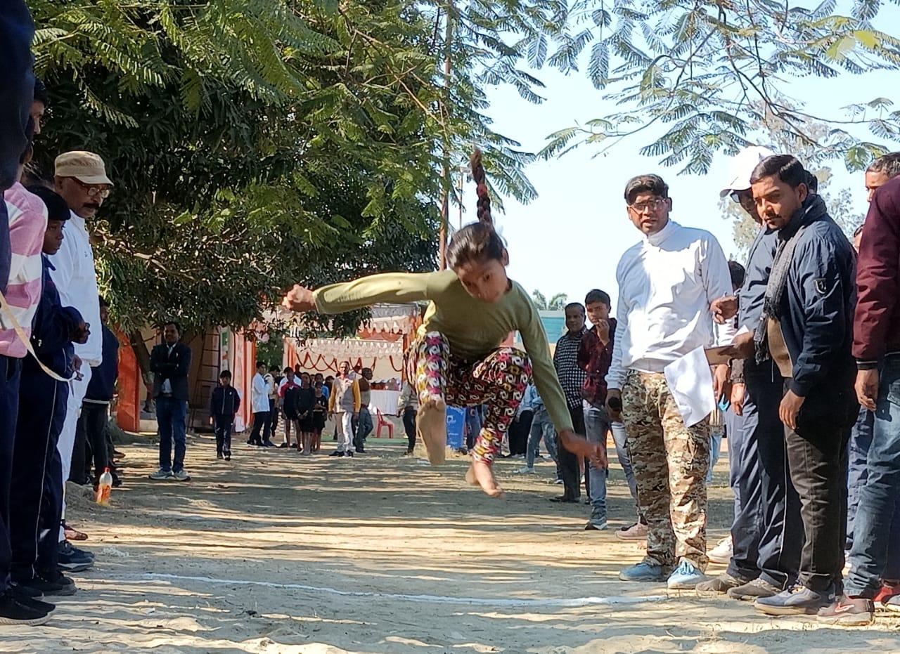 पीलीभीत के गांधी स्टेडियम में आयोजित मंडलीय खेलकूद प्रतियोगिता में कबड्डी में खेलती खिलाड़ी।सं पीलीभीत के गांधी स्टेडियम में आयोजित मंडलीय खेलकूद प्रतियोगिता में कबड्डी में खेलती खिलाड़ी।सं