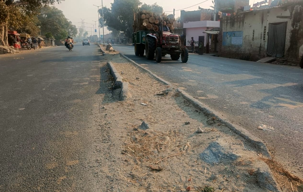 पलिया लखनऊ हाईवे पर ग्राम चौढेरा जाने वाले मार्ग पर वैध कट का टूटा पड़ा डिवाइडर। संवाद पलिया लखनऊ हाईवे पर ग्राम चौढेरा जाने वाले मार्ग पर वैध कट का टूटा पड़ा डिवाइडर। संवाद