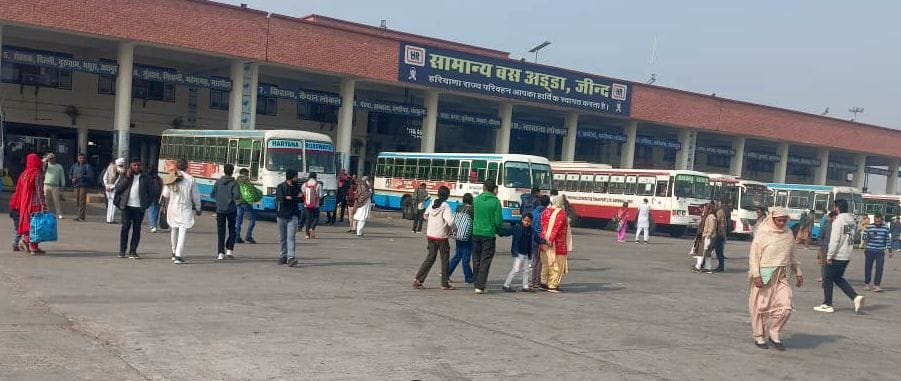 21जेएनडी06-बस अड्डे पर खड़ी रोडवेज बसें, जिनके शीशे पर लगे श्लोगन या स्टीकर हटाए जाएंगे। संवाद