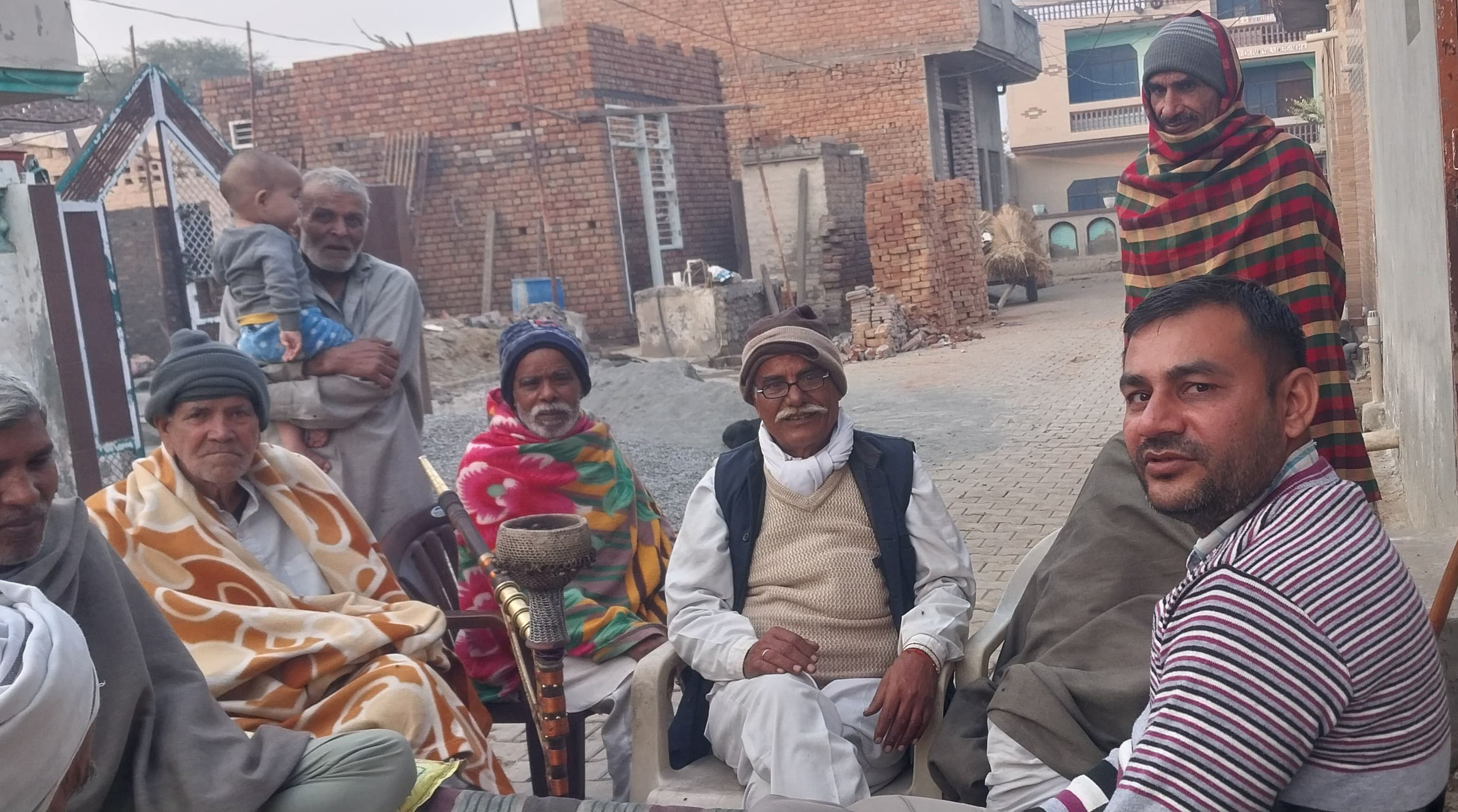 21जेएनडी07: ग्रामीणों के साथ बातचीत करते हुए सरपंच जयपाल। संवाद 21जेएनडी07: ग्रामीणों के साथ बातचीत करते हुए सरपंच जयपाल। संवाद
