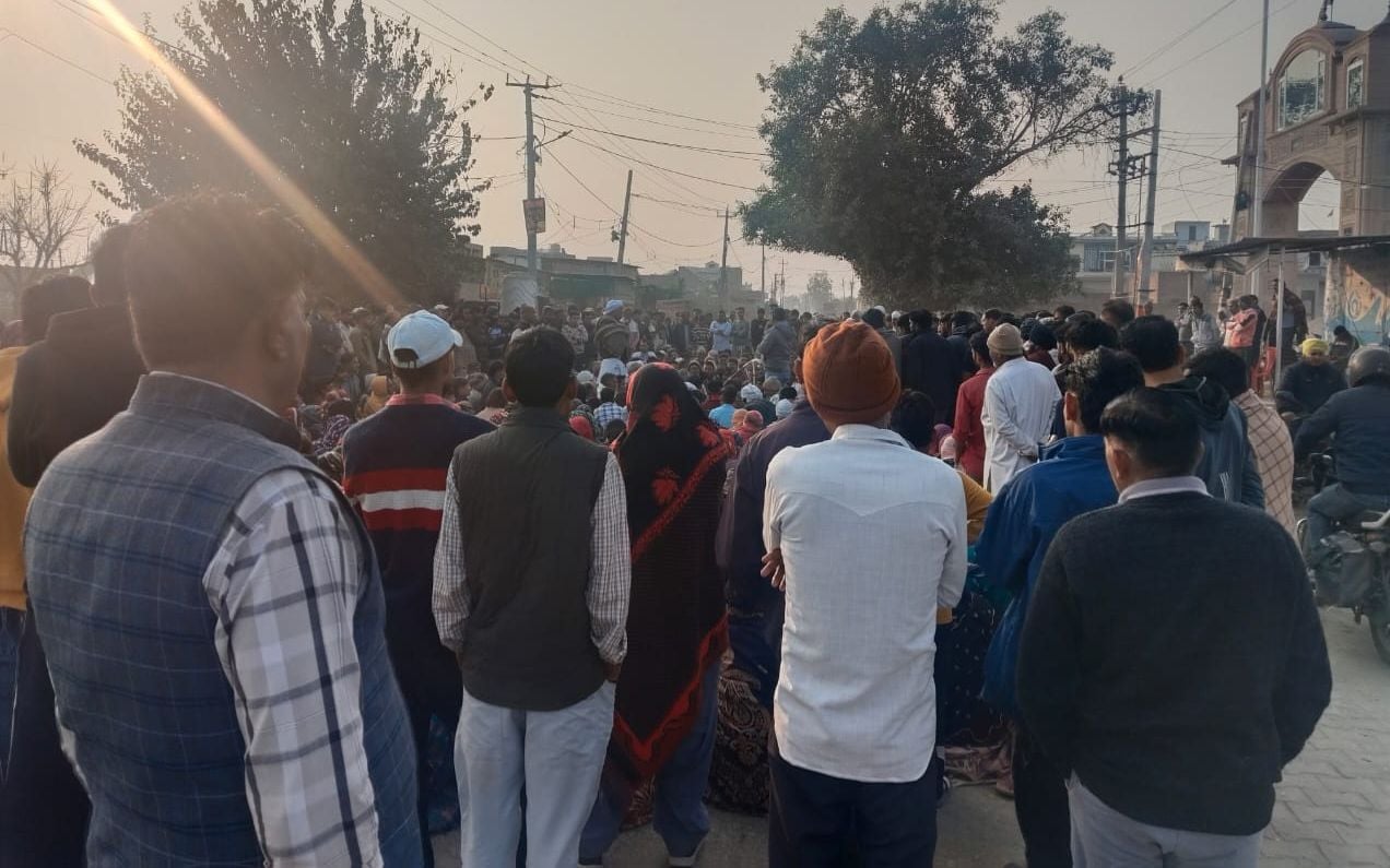 21जेएनडी28: कालवन गांव में जाम लगा रही महिलाएं। संवाद 21जेएनडी28: कालवन गांव में जाम लगा रही महिलाएं। संवाद