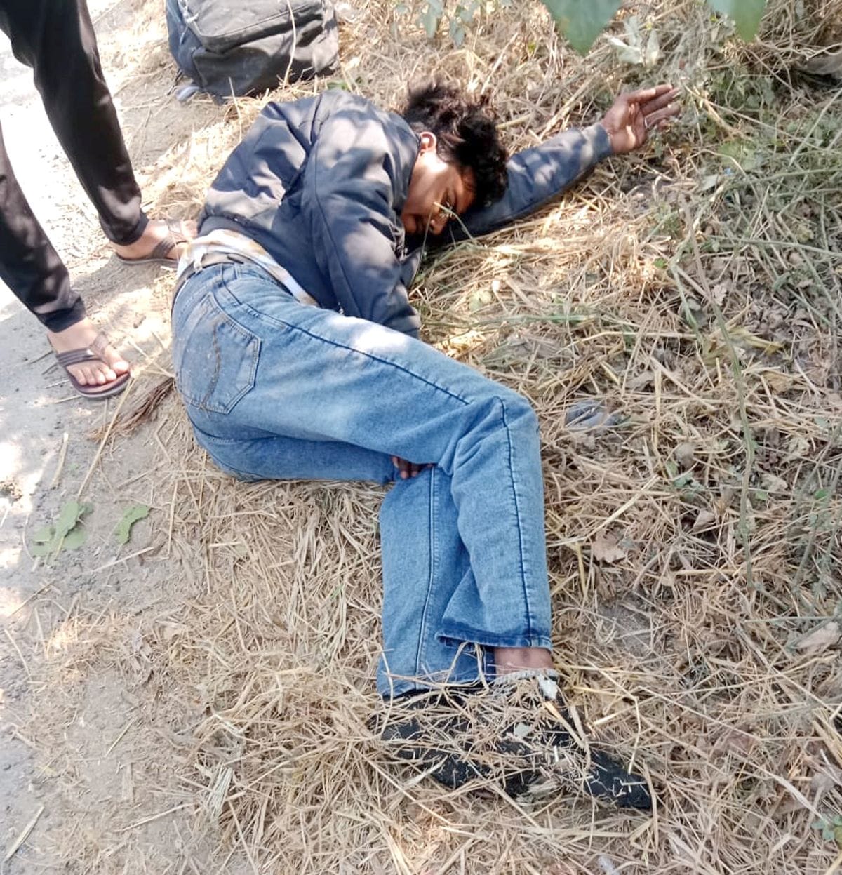 22जेएनडी12: टक्कर में क्षतिग्रस्त हुई कार व बाइक। संवाद 22जेएनडी12: टक्कर में क्षतिग्रस्त हुई कार व बाइक। संवाद