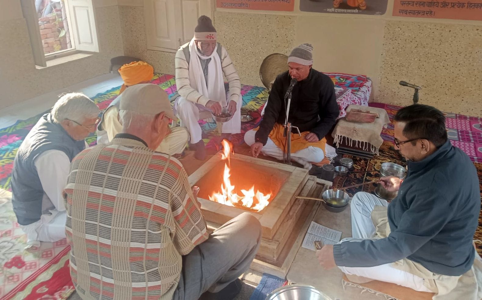 22जेएनडी15-आर्य स्कूल में यज्ञ हवन करते हुए आर्य समाजी। संवाद 22जेएनडी15-आर्य स्कूल में यज्ञ हवन करते हुए आर्य समाजी। संवाद