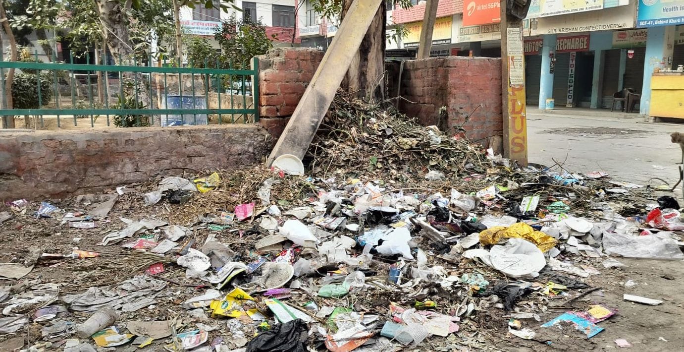 22जेएनडी22: शहीद स्मारक के पीछे लगे पॉलिथिन व कचरे के ढेर। संवाद