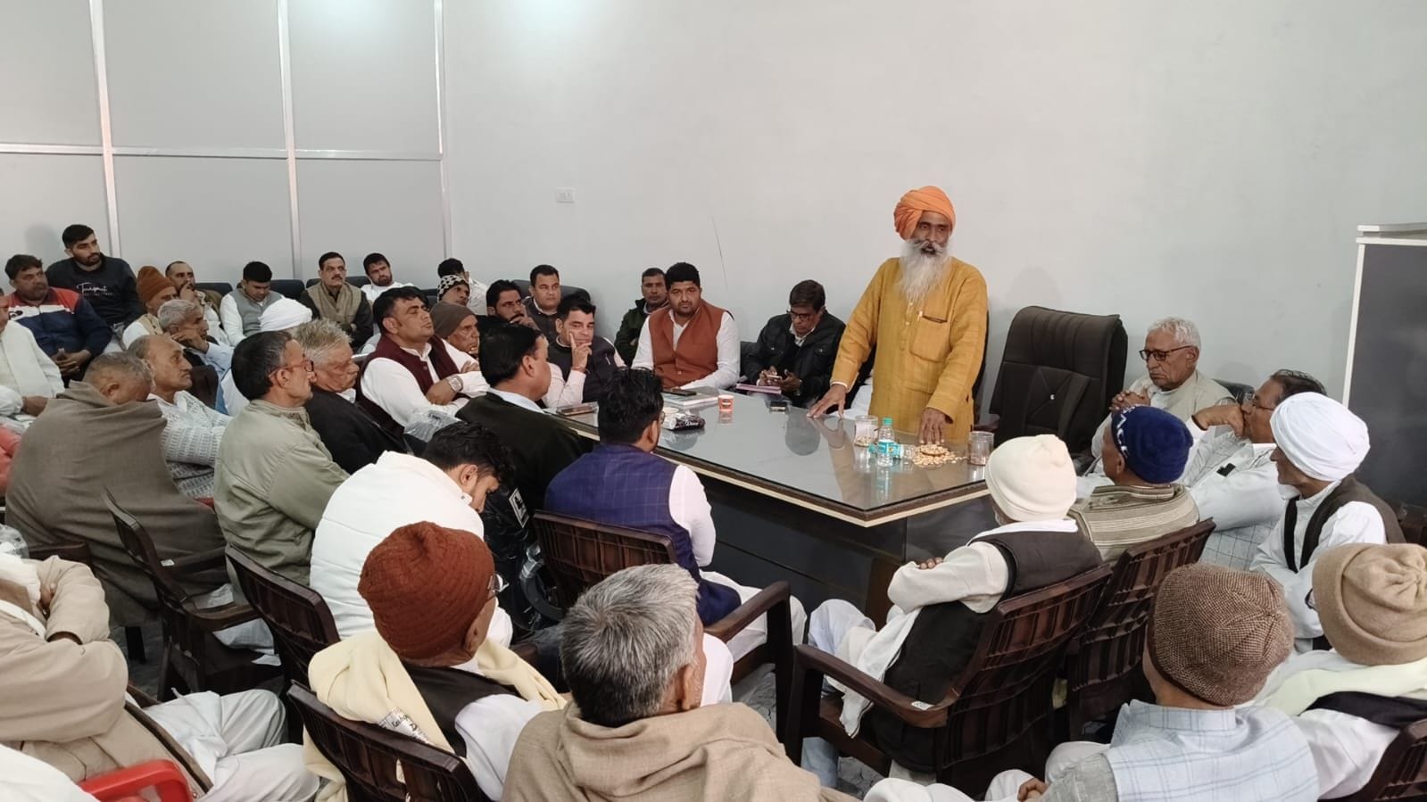 22जेएनडी26: बैठक में सामाजिक मुद्दों पर चर्चा करते हुए खाप के सदस्य। संवाद 22जेएनडी26: बैठक में सामाजिक मुद्दों पर चर्चा करते हुए खाप के सदस्य। संवाद
