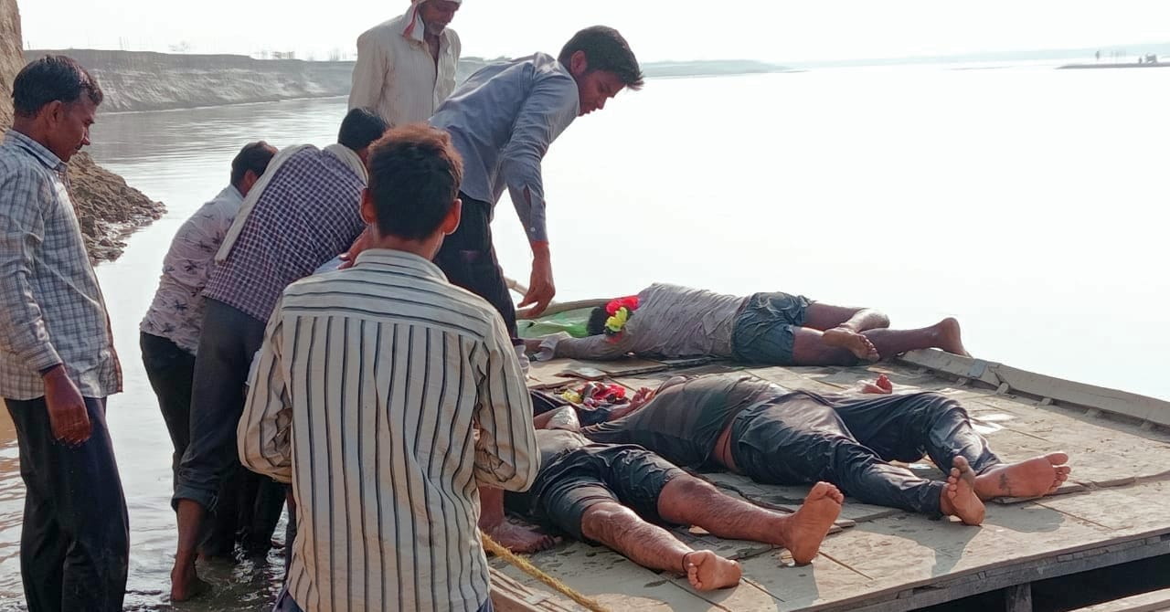 अल्हागंज में बजीरपुर घाट पर पैंटून पुल बनवाने की मांग को लेकर नदी में कूदे अनशनकारियों को बाहर अल्हागंज में बजीरपुर घाट पर पैंटून पुल बनवाने की मांग को लेकर नदी में कूदे अनशनकारियों को बाहर