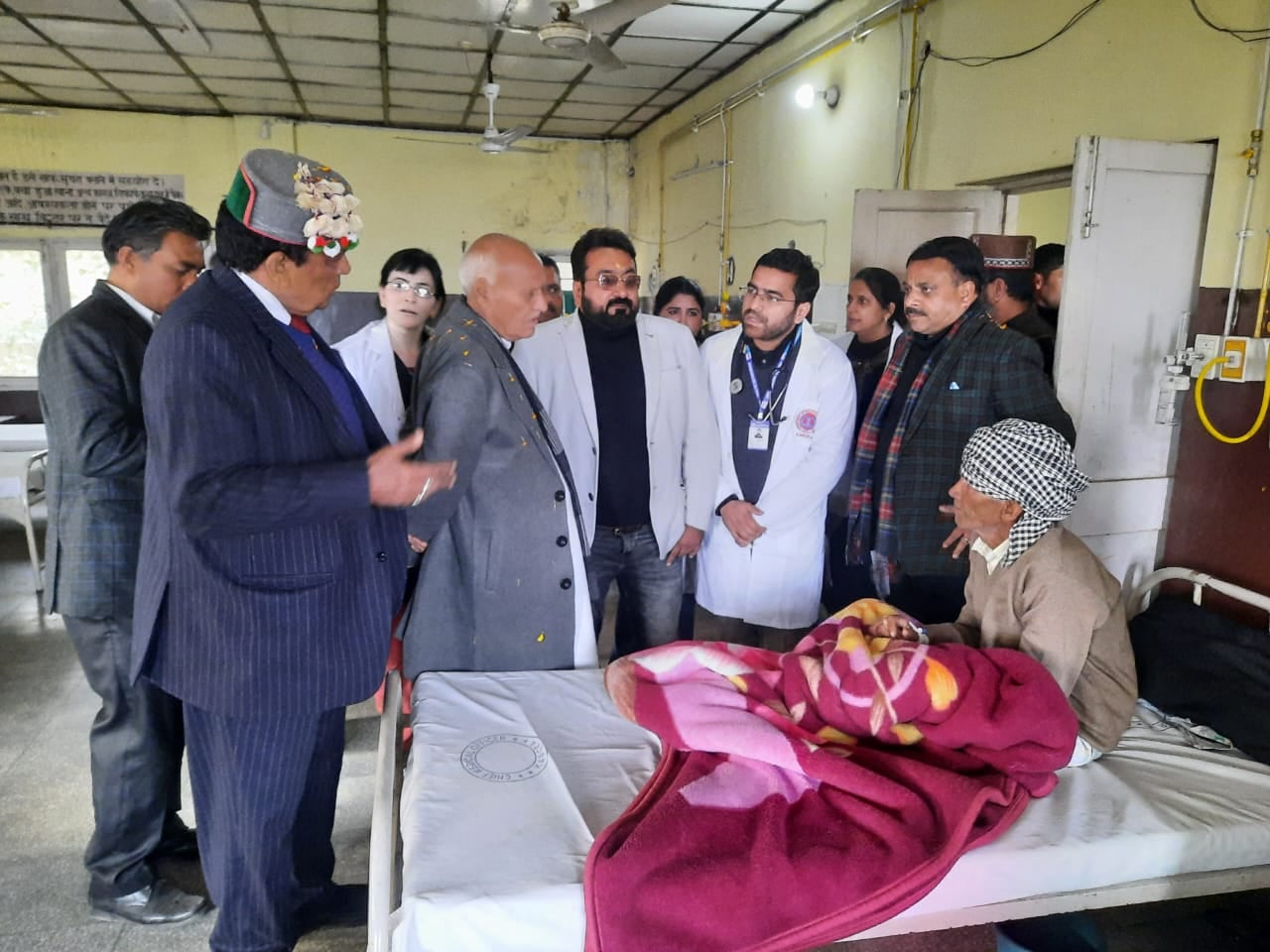 फतेहपुर अस्पताल का निरीक्षण करते हुए स्वास्थ्य मंत्री। फतेहपुर अस्पताल का निरीक्षण करते हुए स्वास्थ्य मंत्री।