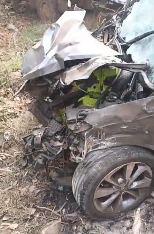 जलालाबाद में क्षतिग्रस्त मिनी ट्रक। संवाद