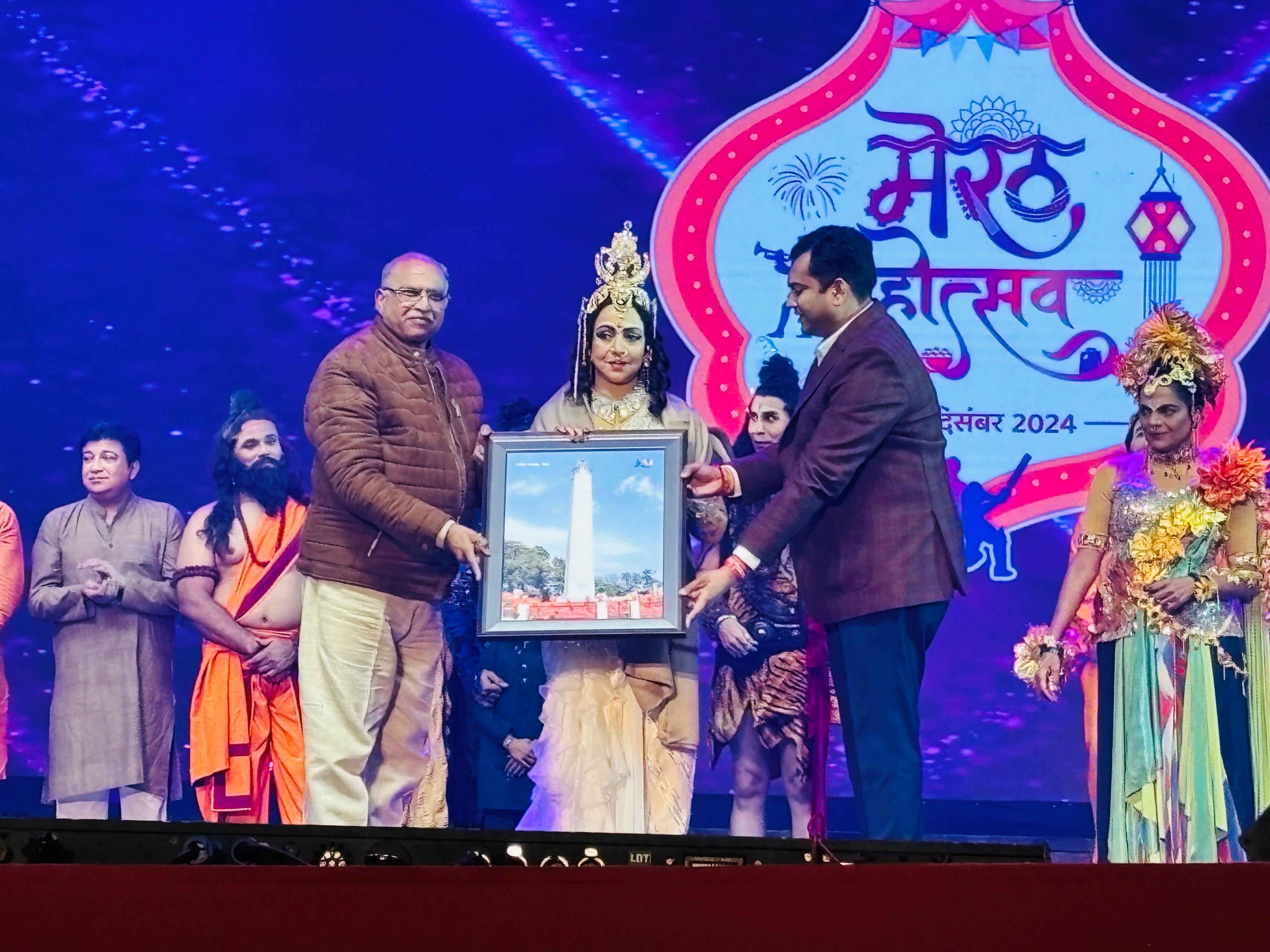 मेरठ महोत्सव में पहुंची अभिनेत्री सांसद हेमा मालिनी पत्रकारों से वार्ता करते हुmए मेरठ महोत्सव में पहुंची अभिनेत्री सांसद हेमा मालिनी पत्रकारों से वार्ता करते हुmए