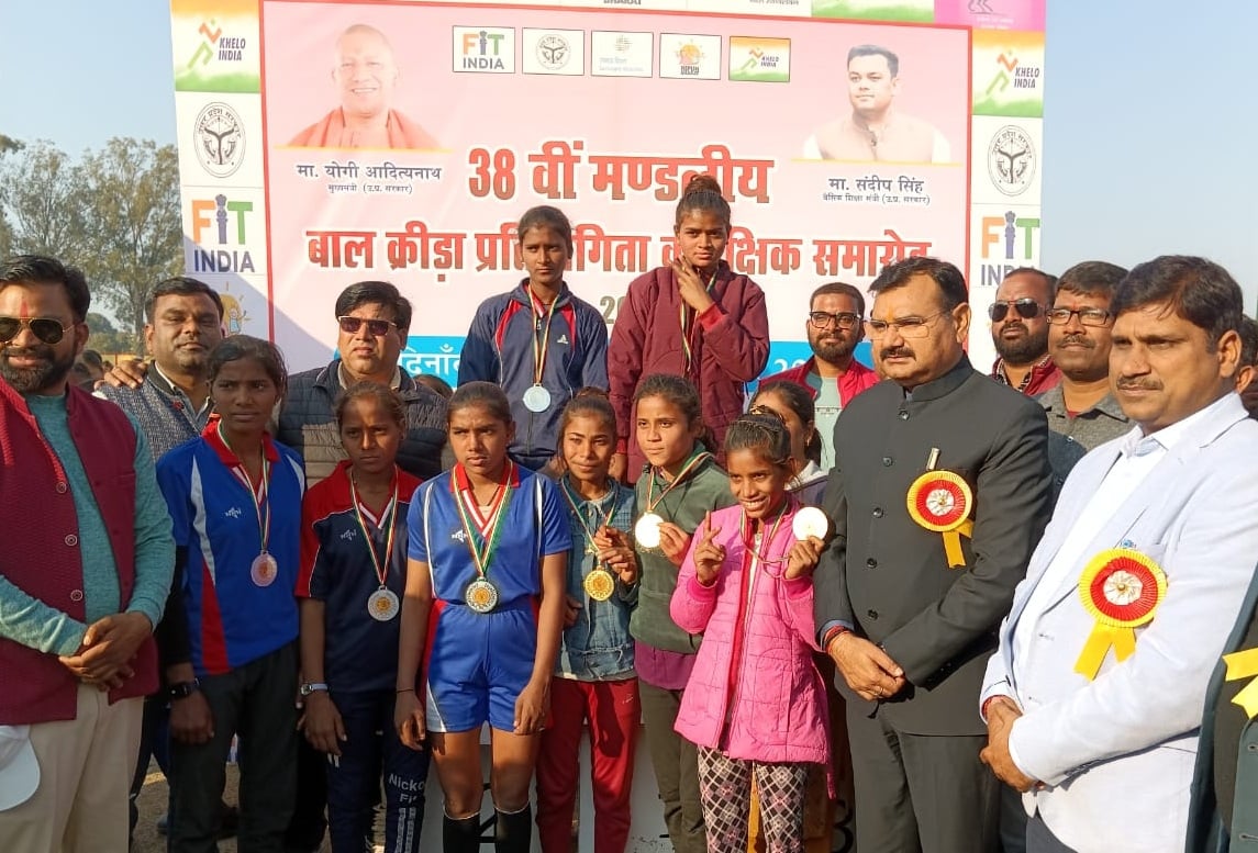 पीलीभीत के गांधी स्टेडियम में मंडलीय खेलकूद प्रतियोगिता में कुश्ती में प्रतिभाग करते बच्चे।संवा पीलीभीत के गांधी स्टेडियम में मंडलीय खेलकूद प्रतियोगिता में कुश्ती में प्रतिभाग करते बच्चे।संवा