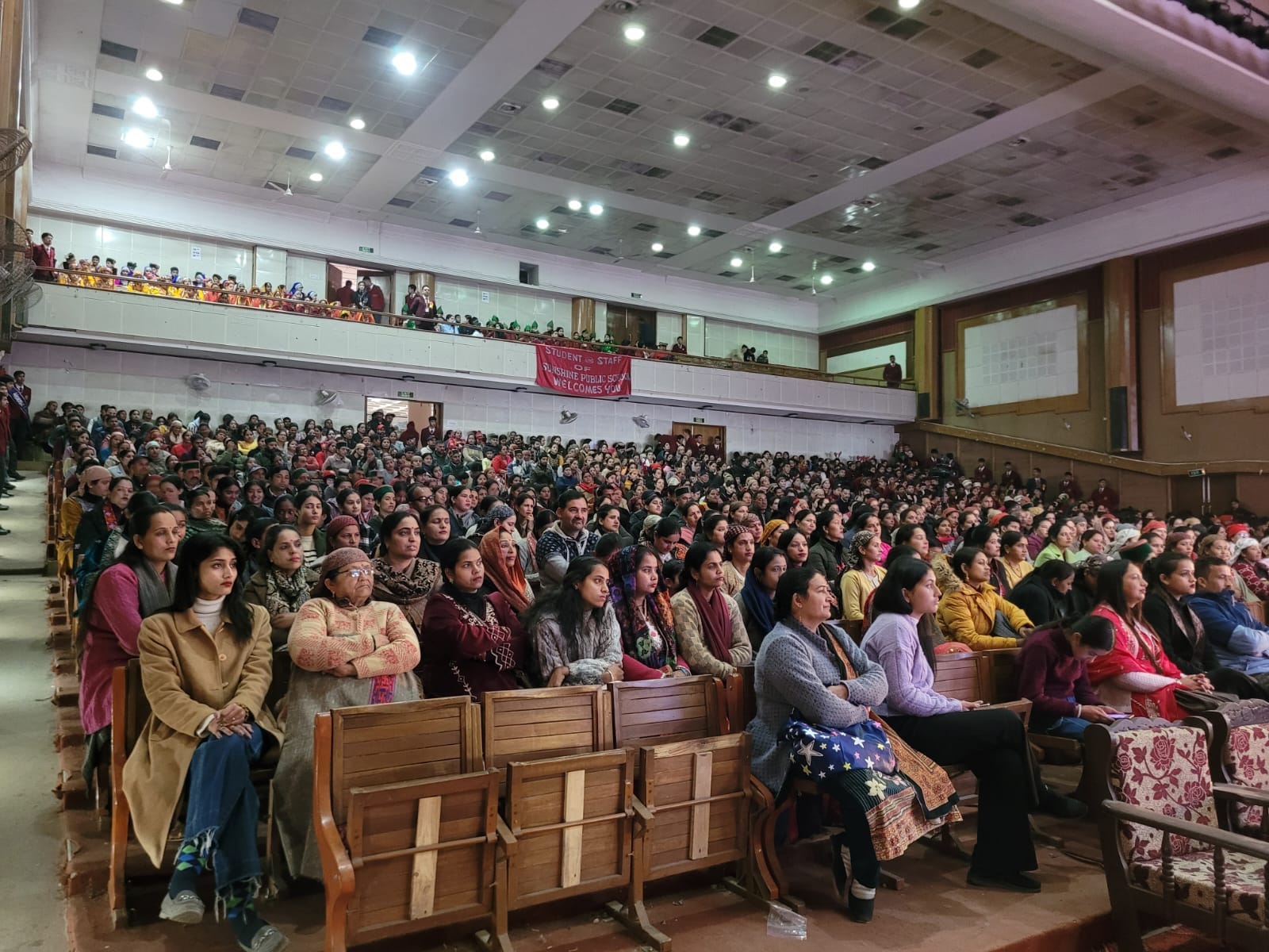 सन शाइन सीनियर सेकंडरी स्कूल में मेद्यावीं छात्रा को सम्मानित करते सेवानिवृत संयुक्त निदेशक सन शाइन सीनियर सेकंडरी स्कूल में मेद्यावीं छात्रा को सम्मानित करते सेवानिवृत संयुक्त निदेशक