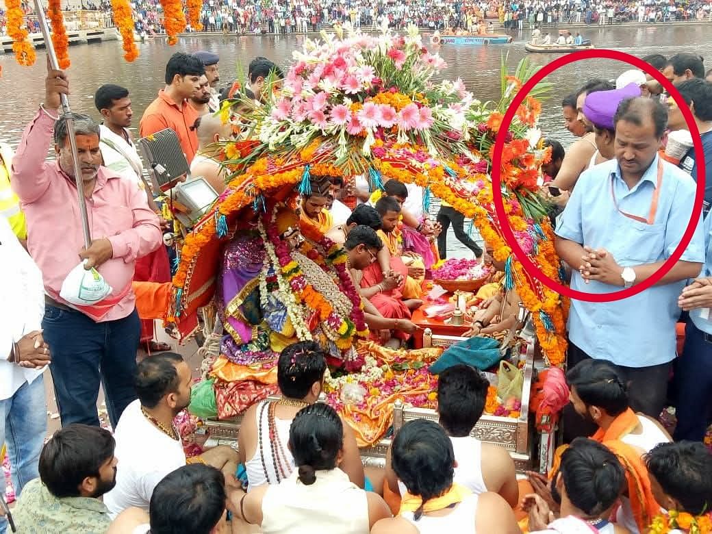 01 गोल घेरे में दिखाई देता महाकालेश्वर मंदिर का सभा मंडप प्रभारी राकेश श्रीवास्तव जिसने बाबा मह