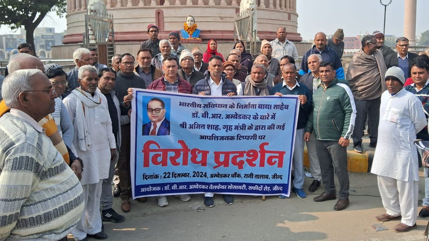 22जेएनडी02: रानी तालाब आंबेडकर चौक पर प्रदर्शन कर रोष जताते हुए डाॅ. बीआर आंबेडकर वेलफेयर सोसाय