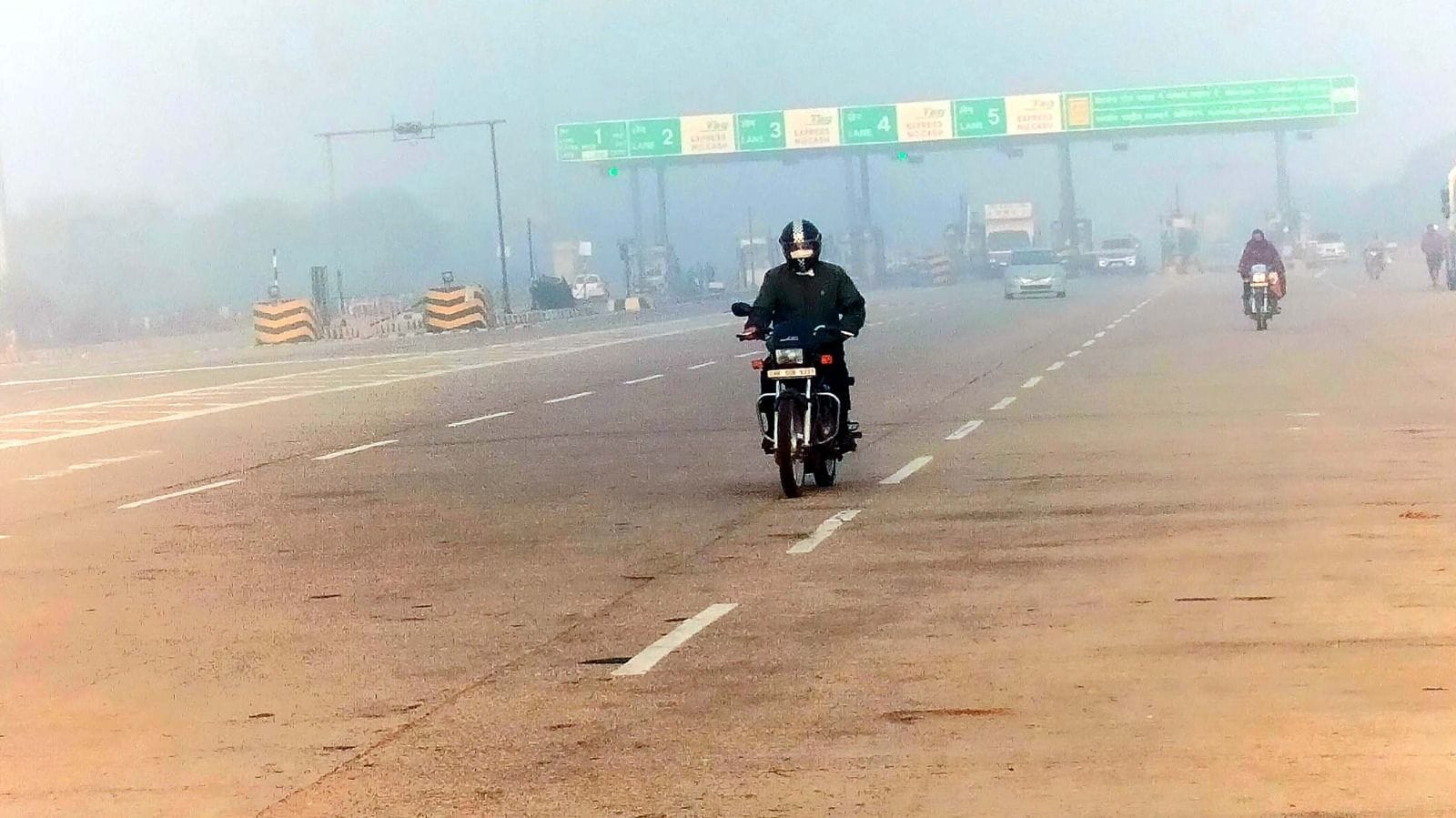 22जेएनडी07: सुबह के समय छाई धुंध। संवाद 22जेएनडी07: सुबह के समय छाई धुंध। संवाद