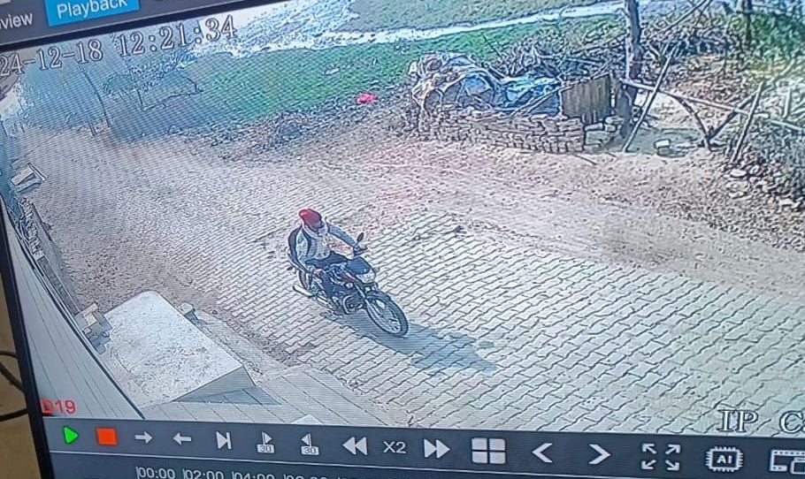 22जेएनडी19-कालवन गांव से बाइक पर बैठाकर ले जाते हुए आरोपी। सीसीटीवी फुटेज
