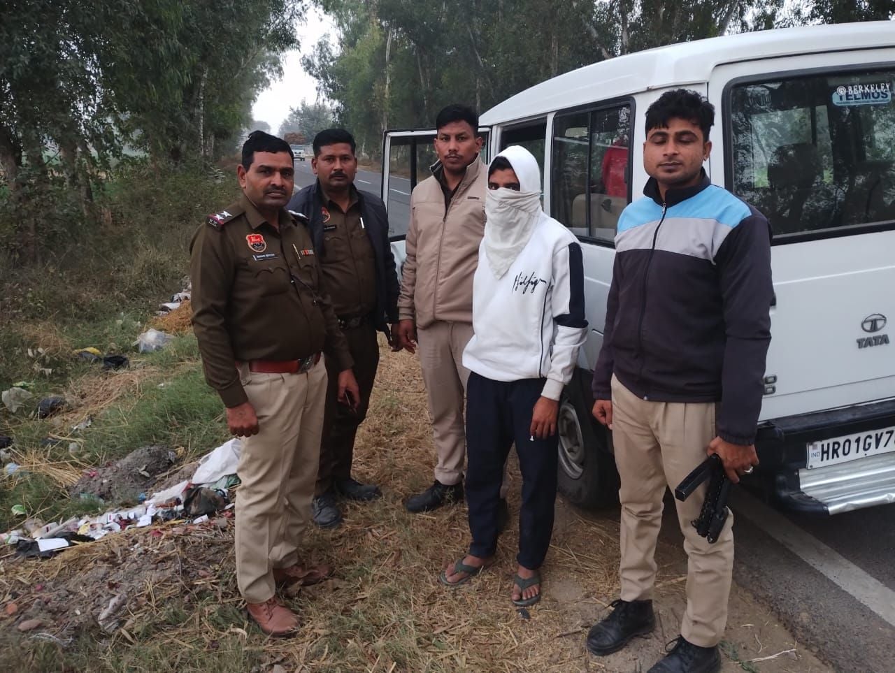 22जेएनडी19-कालवन गांव से बाइक पर बैठाकर ले जाते हुए आरोपी। सीसीटीवी फुटेज