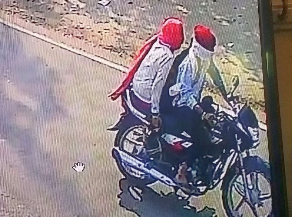 22जेएनडी19-कालवन गांव से बाइक पर बैठाकर ले जाते हुए आरोपी। सीसीटीवी फुटेज