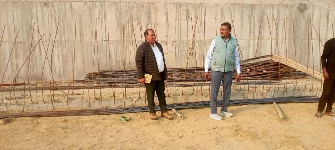 23जेएनडी01: जलघर के निर्माण की जांच करते हुए उपमंडल अभियंता व विभाग के जिला सलाहकार रणधीर मतान 23जेएनडी01: जलघर के निर्माण की जांच करते हुए उपमंडल अभियंता व विभाग के जिला सलाहकार रणधीर मतान