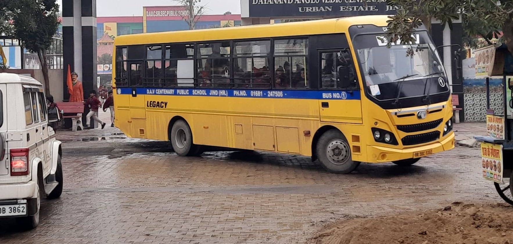 23जेएनडी03-शहर से गुजर रही एक निजी स्कूल की बस। संवाद 23जेएनडी03-शहर से गुजर रही एक निजी स्कूल की बस। संवाद