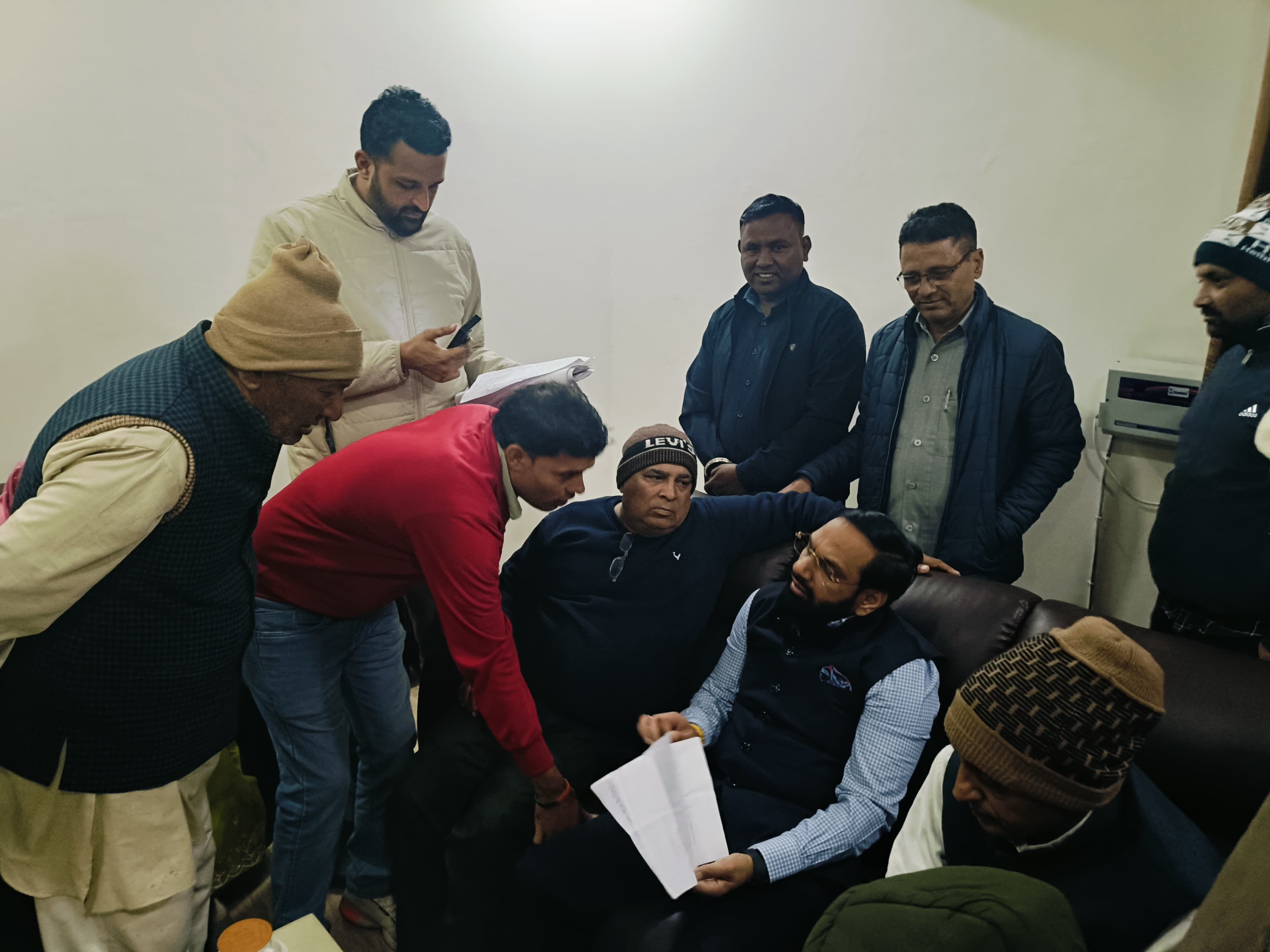 23जेएनडी22: समस्याओं को सुनते हुए विधायक देवेंद्र अत्री। संवाद 23जेएनडी22: समस्याओं को सुनते हुए विधायक देवेंद्र अत्री। संवाद