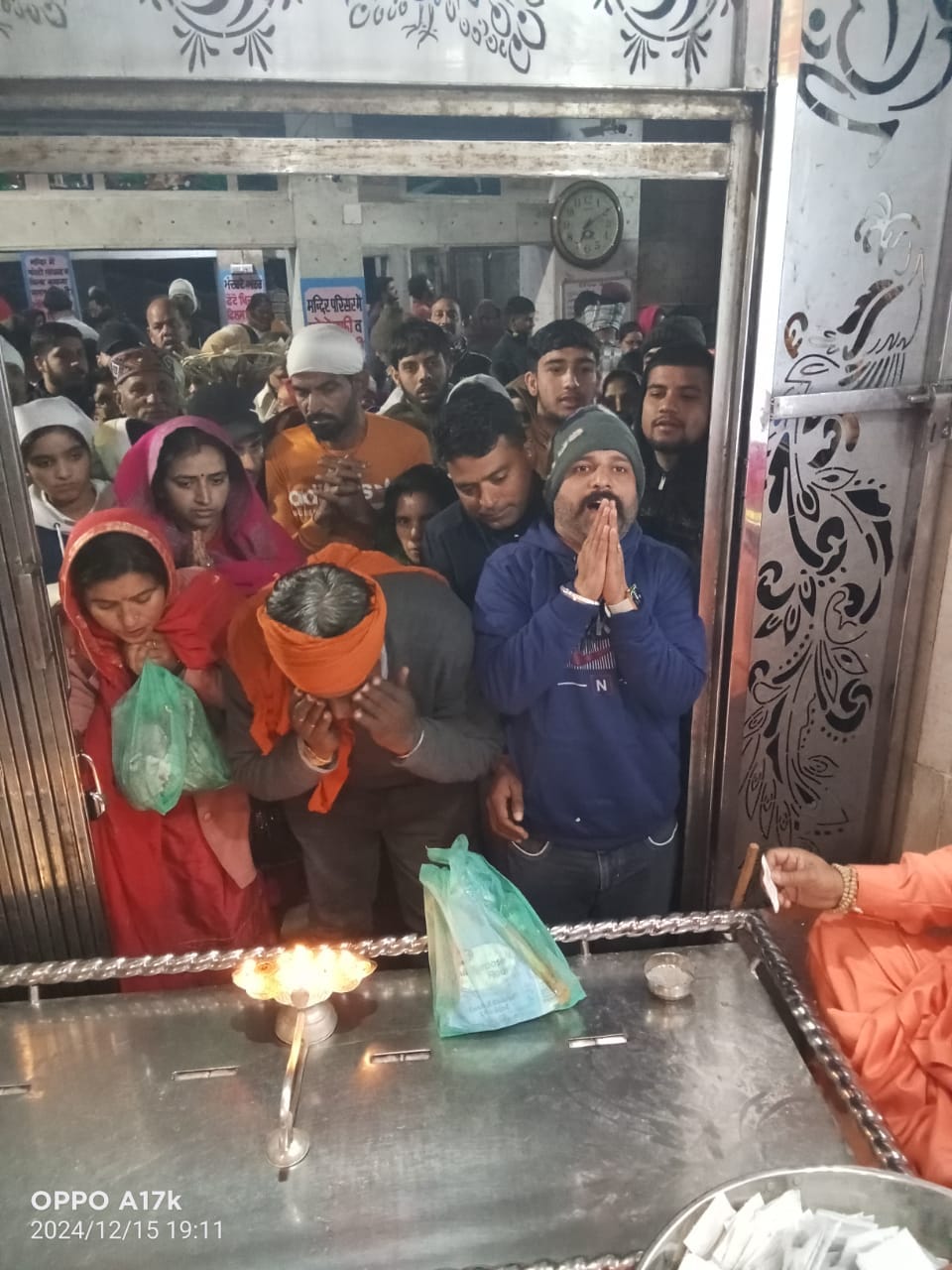 बाबा बालक नाथ मंदिर दियोटसिद्ध में दर्शनों के लिए कतारों में लगे श्रद्धालु। संवाद