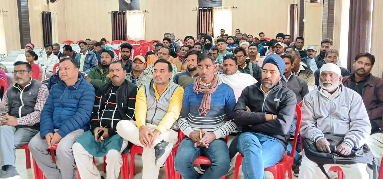 पलिया ब्लाॅक में आयोजित बैठक में मौजूद ब्लाॅक प्रमुख, बीडीओ व अन्य अधिकारी। संवाद पलिया ब्लाॅक में आयोजित बैठक में मौजूद ब्लाॅक प्रमुख, बीडीओ व अन्य अधिकारी। संवाद