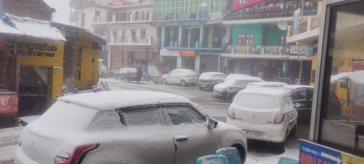 ददाहू में ठंड से बचने के लिए अलाव का सहारा लेते लोग। संवाद ददाहू में ठंड से बचने के लिए अलाव का सहारा लेते लोग। संवाद
