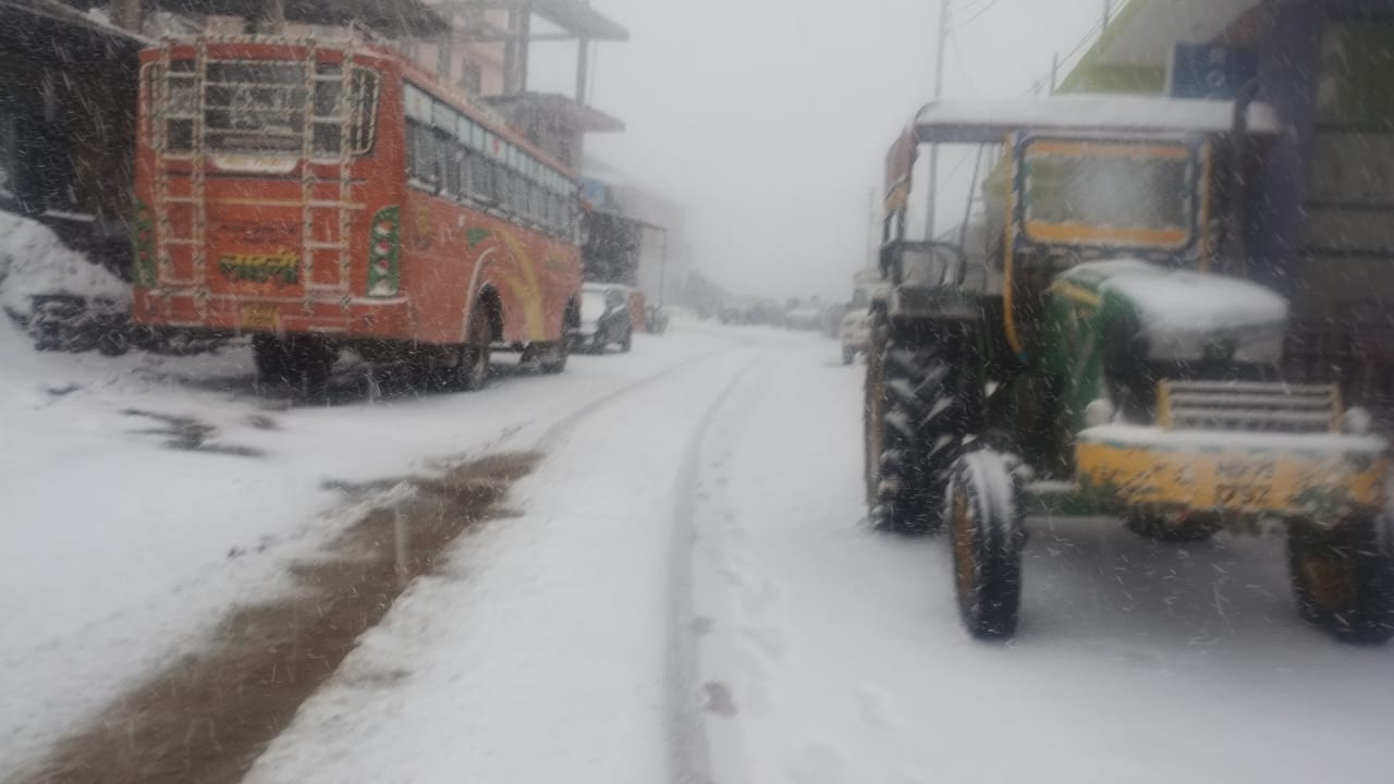 ददाहू में ठंड से बचने के लिए अलाव का सहारा लेते लोग। संवाद ददाहू में ठंड से बचने के लिए अलाव का सहारा लेते लोग। संवाद